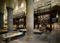 Knjižara unutar bivše crkve u Maastrichtu, Nizozemska by Merkx + Girod Architecten
