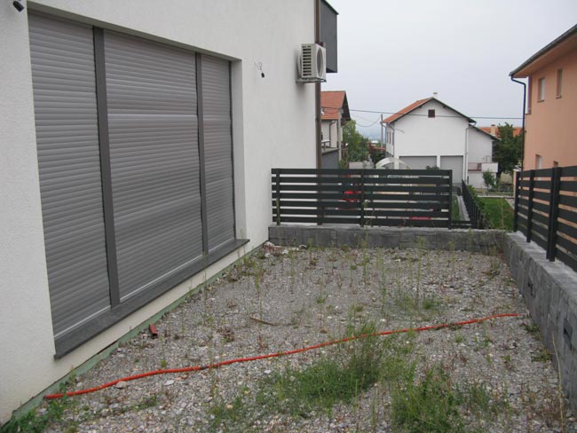 Kako smo postavili drveni deck na terasi svoga stana, neizvedena terasa