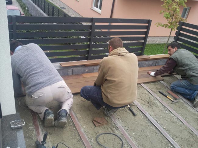 Kako smo postavili drveni deck na terasi svoga stana, Spajanje dasaka mora se desiti na samoj gredici podkonstrukcije