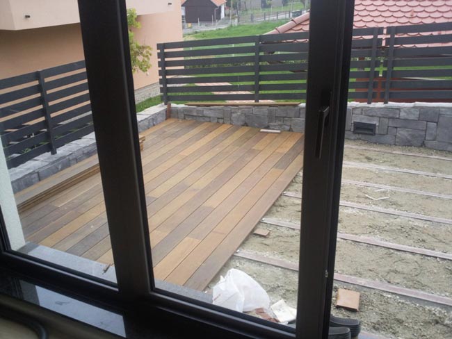 Kako smo postavili drveni deck na terasi svoga stana, šarene daske drvenoj terasi daju dodatni šarm