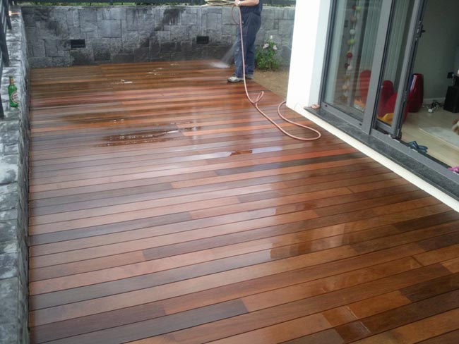 Kako smo postavili drveni deck na terasi svoga stana, deck se maže 'teakovim' uljem